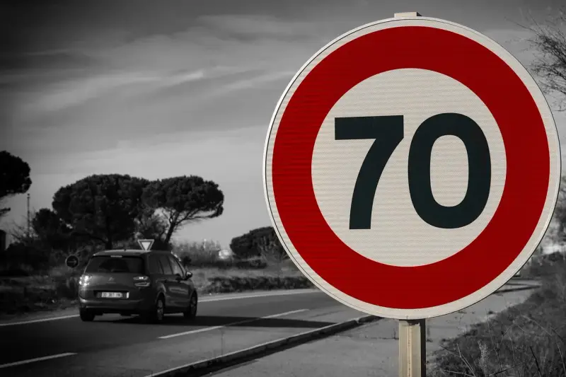Postazione fissa di rilevamento della velocità su strada extraurbana con segnaletica di preavviso
