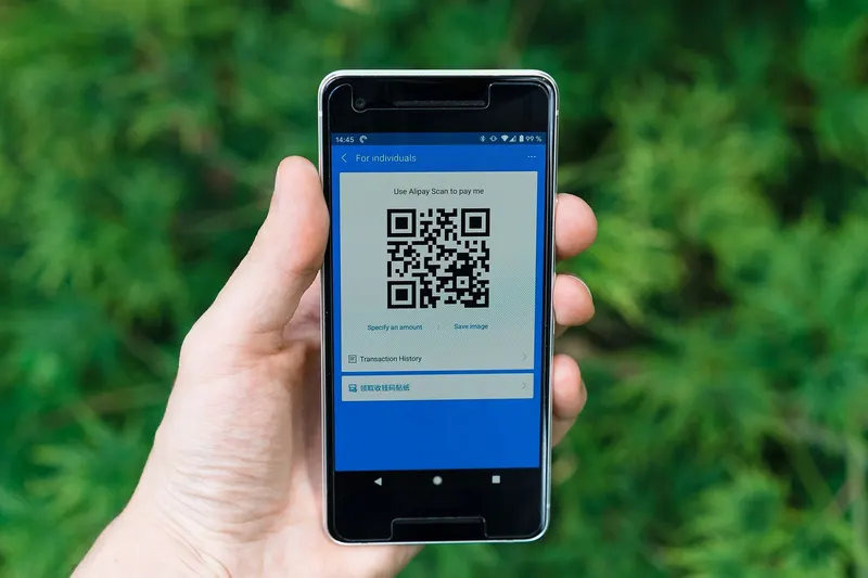 Cittadino che paga una multa tramite smartphone con PagoPA